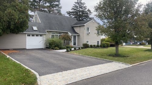 1465 Lincoln Blvd, Bay Shore, NY, 11706-3904 | Card Image