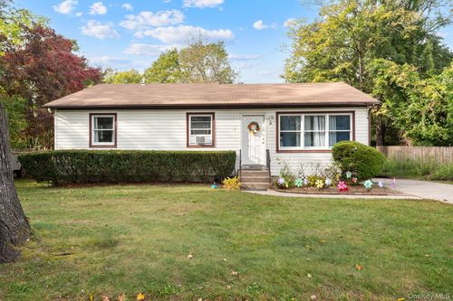 81 Bushwick Avenue, Islip, NY, 11722 | Card Image
