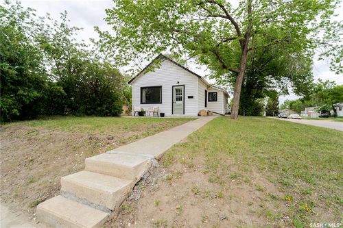 1102 Iroquois St W, Moose Jaw, SK, S6H5B9 | Card Image