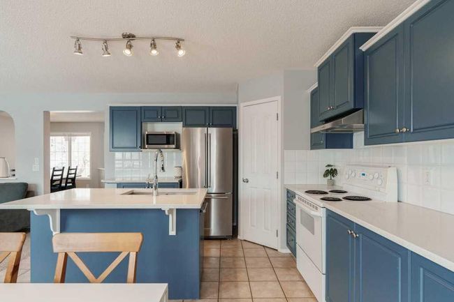 145 Douglas Glen Manor Se, Home with 3 bedrooms, 3 bathrooms and 4 parking in Calgary AB | Image 7