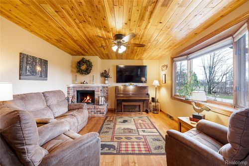 4609 Parker Dr, Howell, MI, 48843-8943 | Card Image