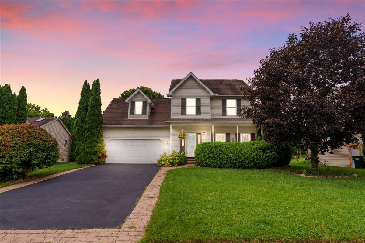 Hickory Circle Dr, Howell, MI 48855