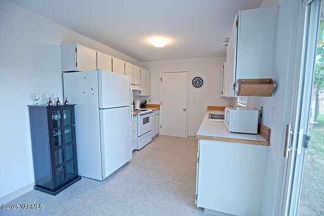 7606kitchen4web | Image 12