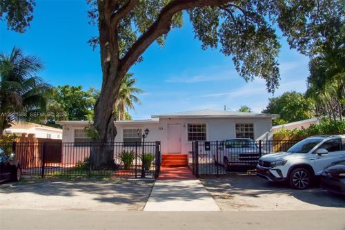 372 Ne 162nd St, Miami, FL, 33162-4353 | Card Image