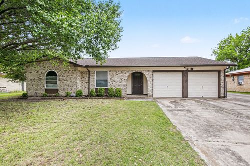 902 Kerry St, Benbrook, TX, 76126-2619 | Card Image