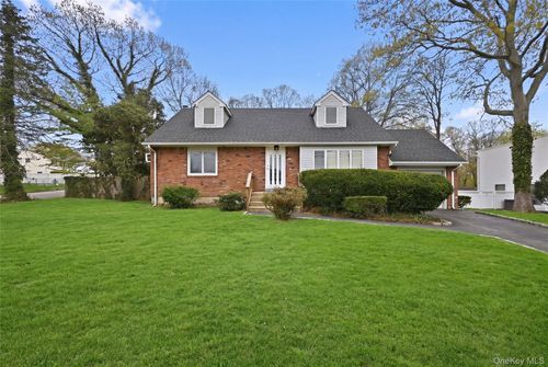 72 Seminole St, Selden, NY, 11784-2633 | Card Image