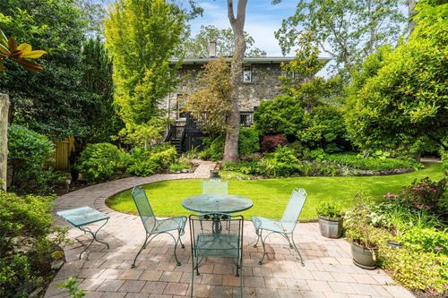 2088 Falkland Pl, Oak Bay, BC, V8S4M5 | Card Image