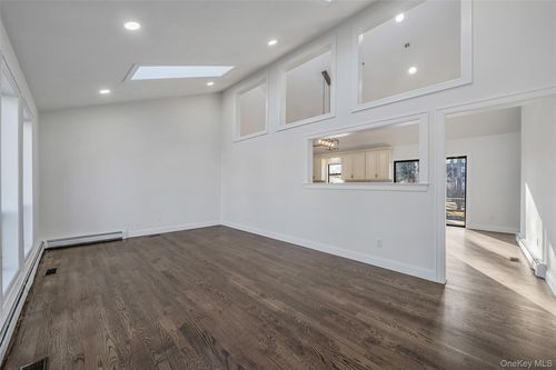 4 Rainbow Ct, Middle Island, NY, 11953-1333 | Card Image