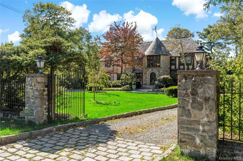 66 Mamaroneck Rd, Scarsdale, NY, 10583-2822 | Card Image