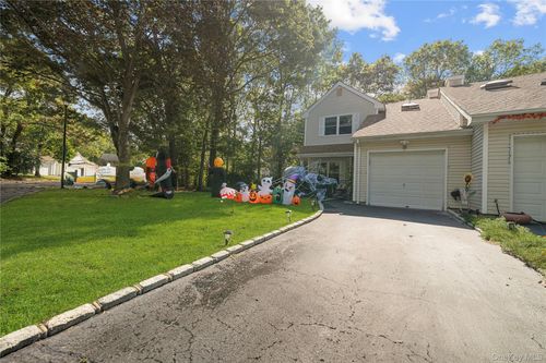 18 Lindsey Ct, Holtsville, NY, 11742-2253 | Card Image
