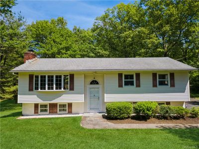 Raised ranch with a front lawn | Image 1