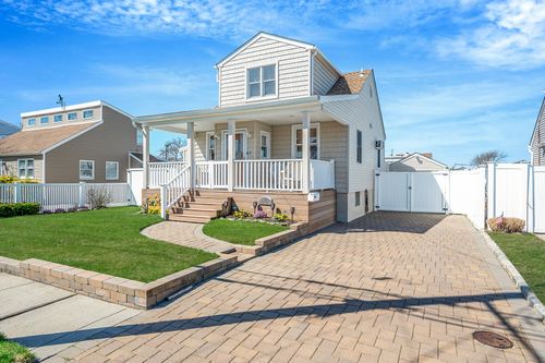 320 East Dr, Copiague, NY, 11726-5108 | Card Image