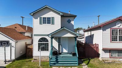 202 Saratoga Close Ne, House detached with 4 bedrooms, 2 bathrooms and 2 parking in Calgary AB | Image 2