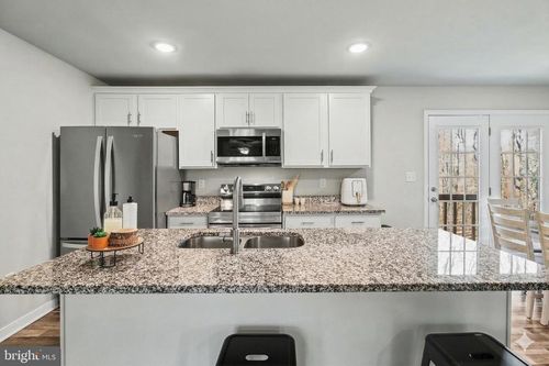 379 Moon Shadow Ln, LOUISA, VA, 23093-4921 | Card Image