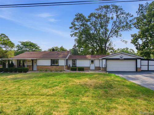 3093 Shaw St, Burton, MI, 48529-1028 | Card Image