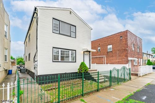 284 2nd Ave W, Newark, NJ, 07107-2433 | Card Image