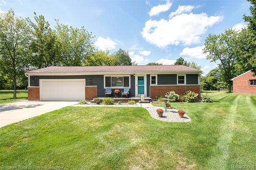 1810 Gray Rd, Howell, MI, 48843-9104 | Card Image
