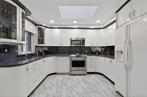 6433 Alderton St, Rego Park, NY, 11374-5011 | Card Image