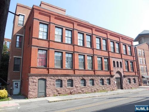 18 Market St, Paterson, NJ, 07501-1721 | Card Image