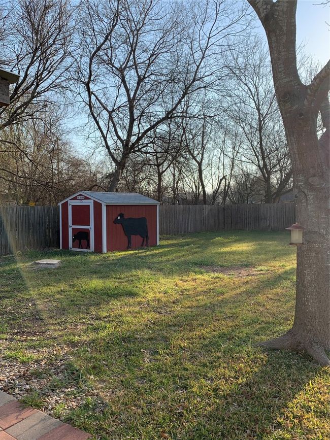 Fenced backyard with a storage shed | Image 26