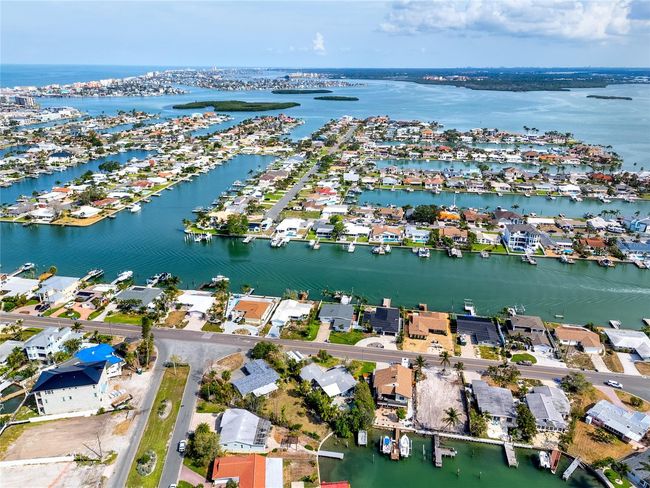 11465 7 Th St E, House other with 2 bedrooms, 2 bathrooms and null parking in Treasure Island FL | Image 52