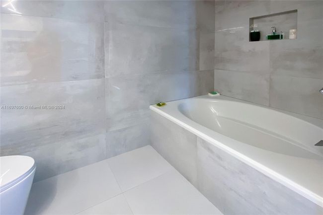 APT-708 - 800 Parkview Dr, Condo with 1 bedrooms, 2 bathrooms and null parking in Hallandale Beach FL | Image 7
