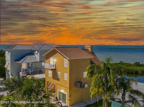 6633 Driftwood Dr, Hudson, FL, 34667-1034 | Card Image