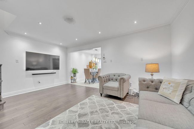 93 Crystal Glen Cres, House attached with 4 bedrooms, 4 bathrooms and 2 parking in Brampton ON | Image 14