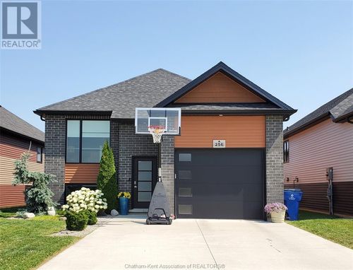256 Moonstone Cres, Chatham, ON, N7M | Card Image