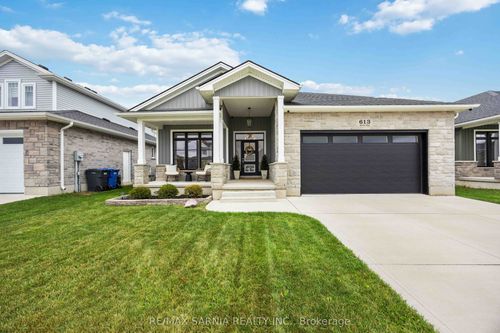 613 Ketter Way, Wyoming, ON, N0N1T0 | Card Image