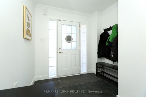 376 Rannie Rd, Newmarket, ON, L3X2N3 | Card Image