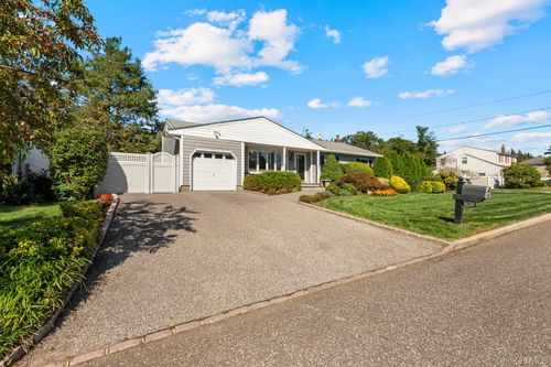 21 Dehan St, Smithtown, NY, 11787-1013 | Card Image