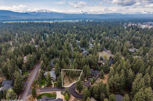 887 S Starry Skies Ct, Sisters, OR, 97759-9593 | Card Image