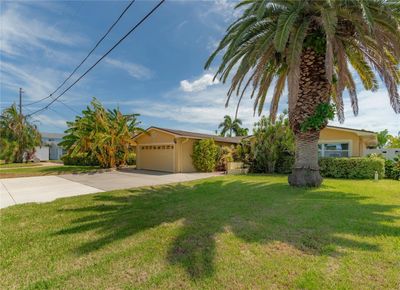 563 Crystal Drive, House other with 3 bedrooms, 2 bathrooms and null parking in Madeira Beach FL | Image 2