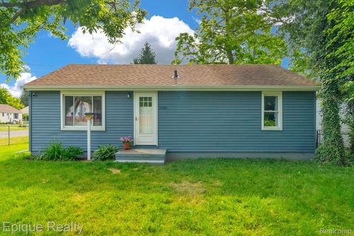 2182 Center Rd, Burton, MI, 48509-1041 | Card Image