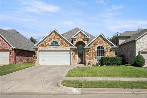 209 Edinborough Dr, Euless, TX, 76039-4334 | Card Image