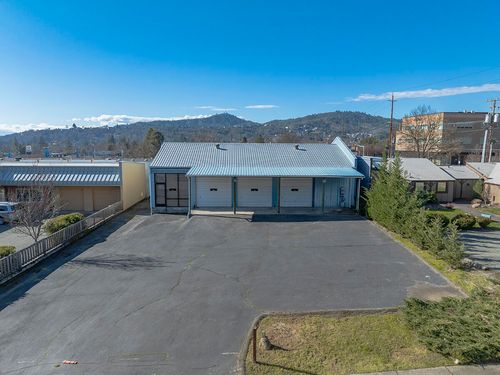 1694 Ne Lynda Ln, Grants Pass, OR, 97526-3599 | Card Image