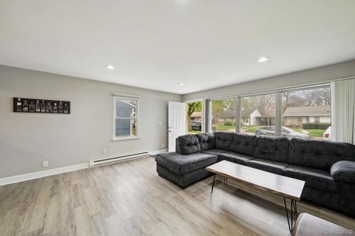 10120 Saratoga St, Oak Park, MI, 48237-3922 | Card Image