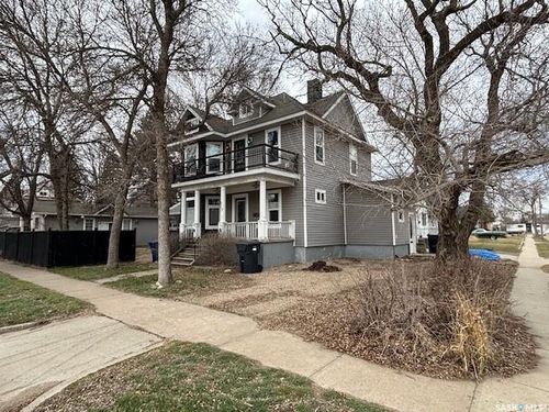 617 Bison Ave, House with 4 bedrooms, 4 bathrooms and 2 parking in Weyburn SK | Card Image
