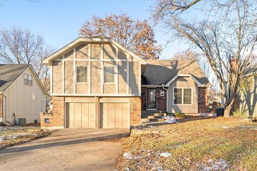 816 E Northview St, Olathe, KS, 66061-2916 | Card Image