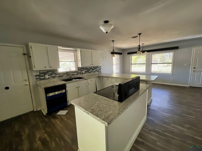 1004 W Sabine St, House other with 2 bedrooms, 2 bathrooms and null parking in Carthage TX | Image 5