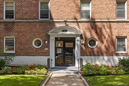 4d-821 Bronx River Rd, Yonkers, NY, 10708-8012 | Card Image