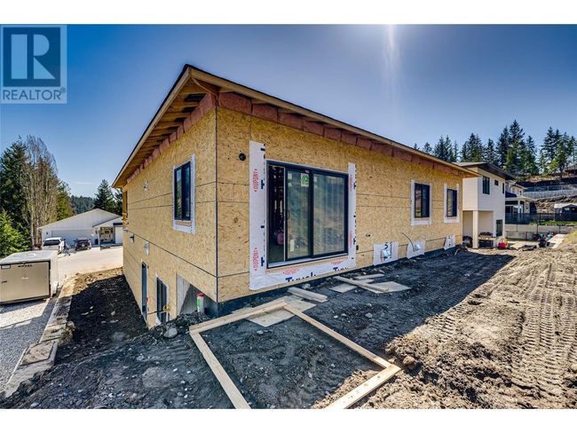 2736 Cedar Ridge St, House other with 6 bedrooms, 3 bathrooms and 4 parking in Lumby BC | Image 6