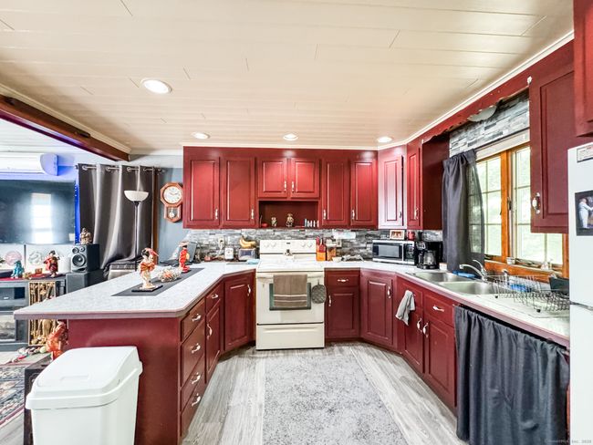 523 Wauregan Rd, House other with 3 bedrooms, 2 bathrooms and null parking in Killingly CT | Image 4