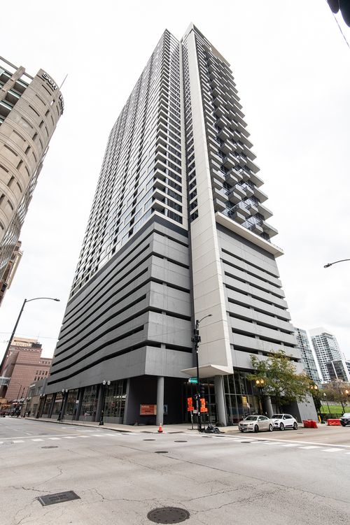 2216-235 W Van Buren St, Chicago, IL, 60607-3935 | Card Image