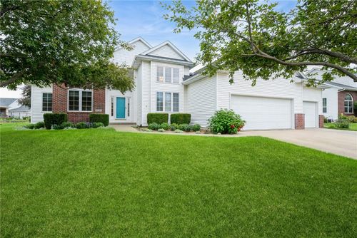 2500 Creekside Dr, Hiawatha, IA, 52233-7913 | Card Image
