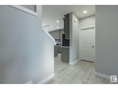 5240 Kinney Pl Sw, Home with 3 bedrooms, 3 bathrooms and 2 parking in Edmonton AB | Image 3