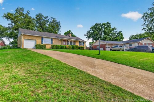 140 Fleetwood Pl, Bartlesville, OK, 74006-8315 | Card Image