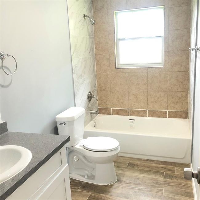 Part A Hallway bath | Image 14