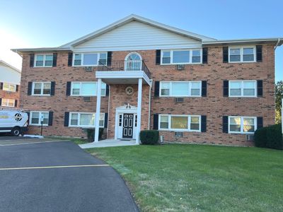 08 - 8812 45th Place, Condo with 2 bedrooms, 1 bathrooms and 1 parking in Brookfield IL | Image 1